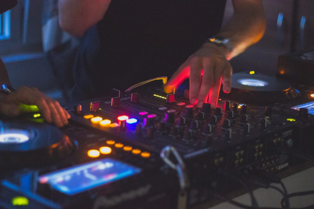 Un equipamiento DJ adecuado es aquel que hacer sentir a sus anchas a quien lo utilice