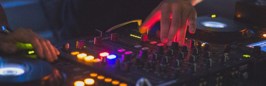 Un equipamiento DJ adecuado es aquel que hacer sentir a sus anchas a quien lo utilice